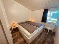 Schlafzimmer: Es ist ein Schlafzimmer vorhanden mit einem Doppelbett und einem Kleiderschrank.